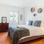 New Top Floor Apt With A Lot Of Light & Aircon