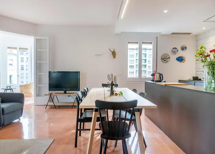 New Top Floor Apt With A Lot Of Light & Aircon